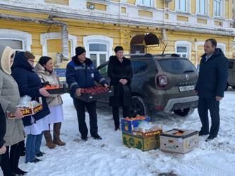 Дмитрий Кудинов передал фрукты коллективу лечебного учреждения